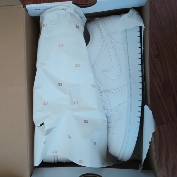 ❣️SOLD❣️WHITE AIR JORDAN 1 LOWS - Picture 2 of 5